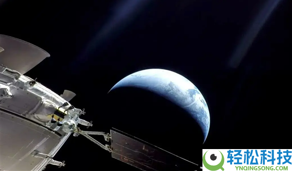 稀有一景,阿尔忒弥斯二号飞船拍到新月形地球