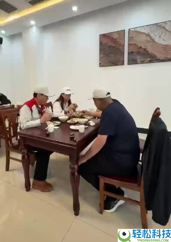 魏建军请于东来吃驴肉火烧 赞长城牌驴火正宗好吃 两大佬兄弟相等