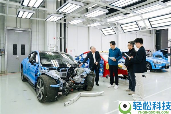 耗时超7个小时,雷军直播拆成零部件的新SU7已装好