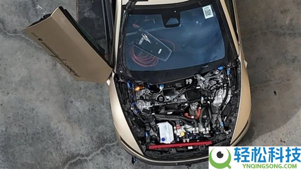 前驱实锤,特斯拉Cybercab机舱暴光：无前备箱 内置超大储液罐