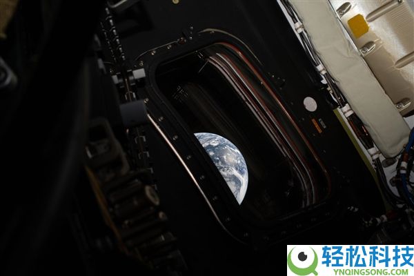 史上最美地球夜景照来了：双极光同框美到梗塞