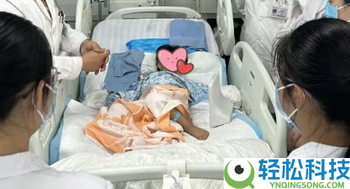 3岁女童家中被眼镜王蛇咬伤：全身瘫痪呼吸衰竭 假死3天事业生还