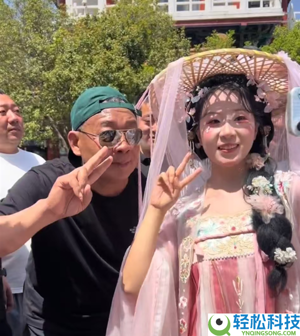 于东来现身洛阳王城公园看牡丹 旅客：戴着墨镜和口罩被认出来了