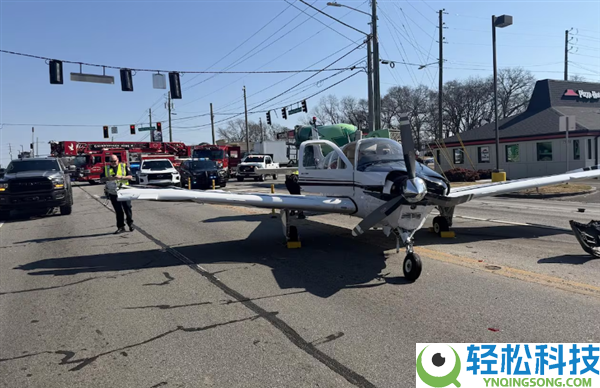 实际版GTA,美国一架飞机在公路上告急迫降 后车拍下惊险全程