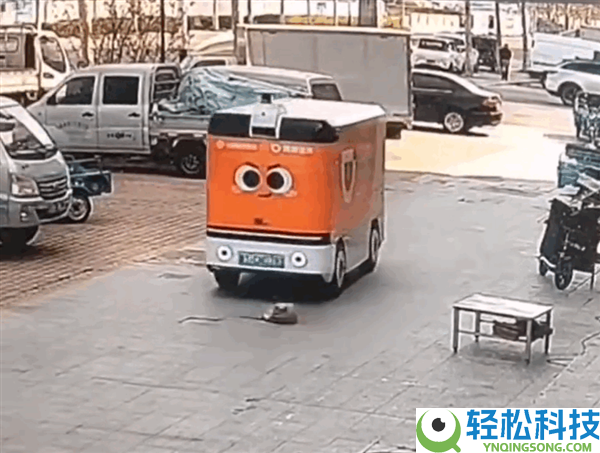 小狗躺路上睡觉 无人送货车未辨认从其身上碾过,若何判责引热议