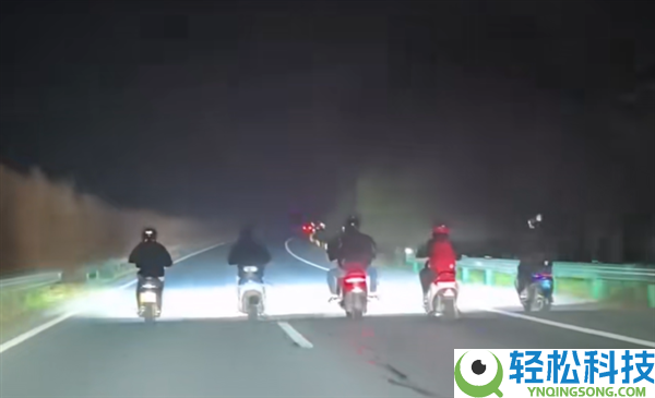 歹意堵路,五人并排在省道上骑摩托：几十辆车死死堵在死后