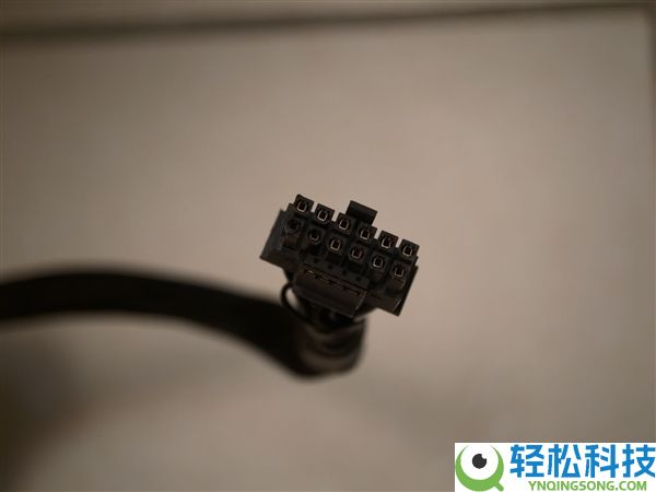 一只猫及时发现RTX 4090显卡销毁冒烟：救了主人一命,