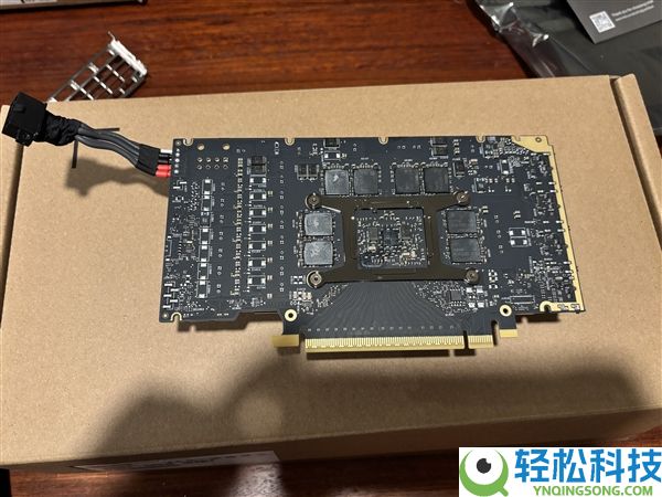 Intel锐炫Pro B70全网首拆,PCB、散热器设计揭晓