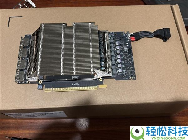 Intel锐炫Pro B70全网首拆,PCB、散热器设计揭晓
