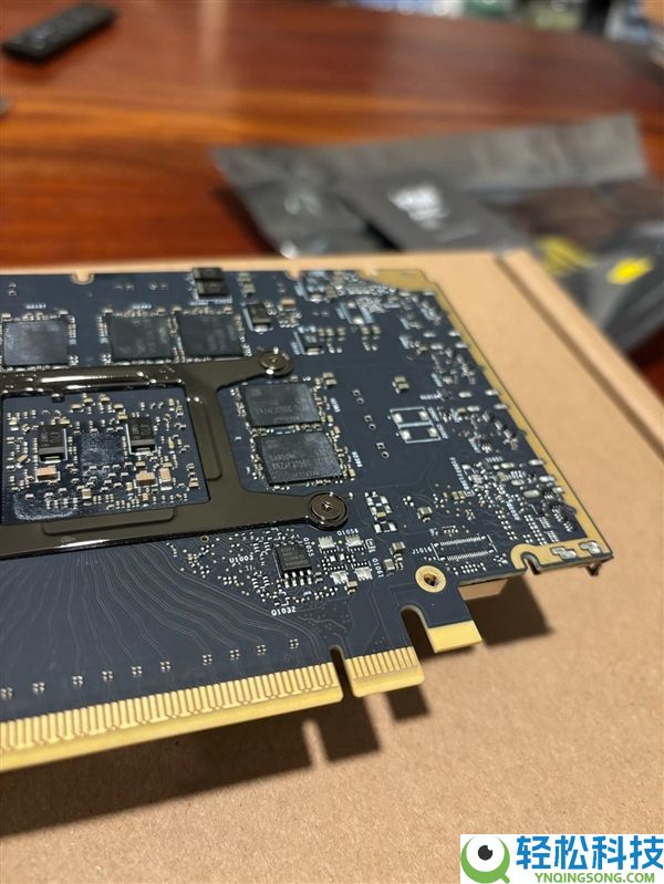 Intel锐炫Pro B70全网首拆,PCB、散热器设计揭晓