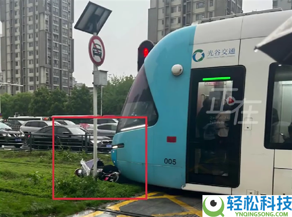 武汉有轨电车与电动自行车相撞：车头轻细受损 二人被送病院