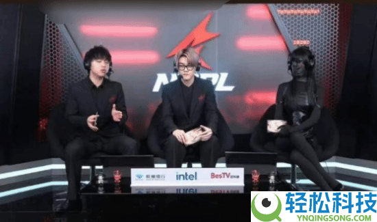 穿衣不自在,女讲解被批裙子太短 全身涂黑上镜回击