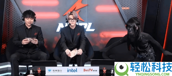 穿衣不自在,女讲解被批裙子太短 全身涂黑上镜回击