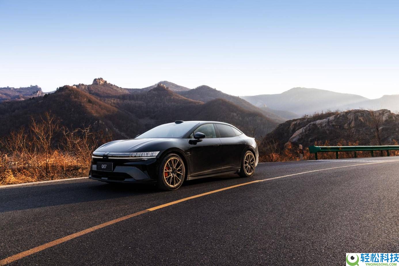 极氪高端纯电再发力：焕新7系携001五周年岁念版齐发,引领细分赛道新潮水