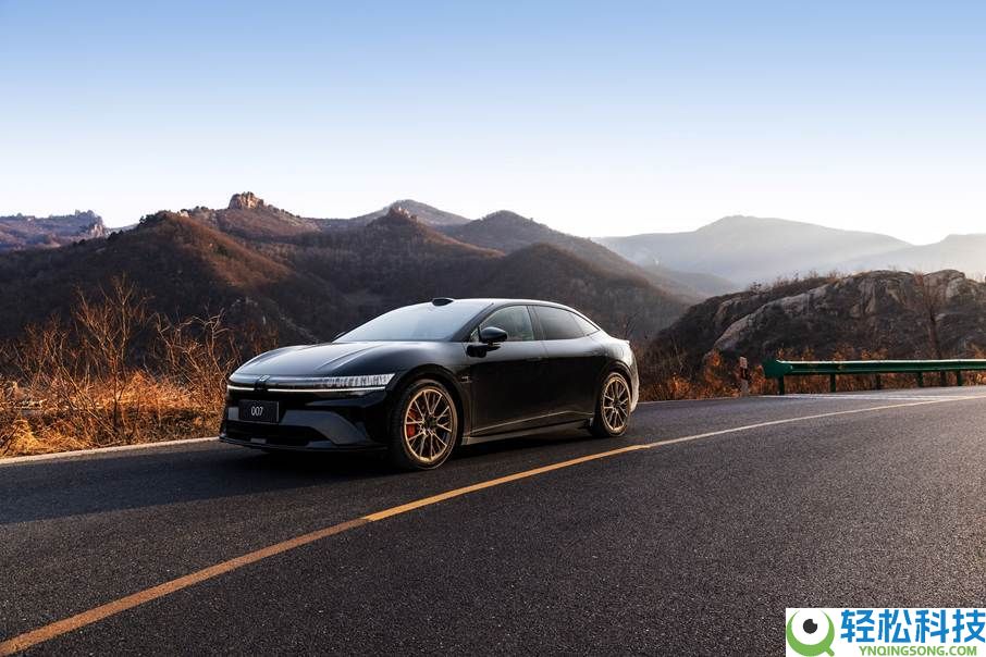 极氪双车齐发：焕新7系携900V高压架构退场,001五周年岁念版限量献礼