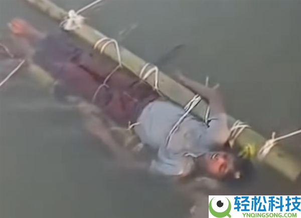 印度男孩遭蛇咬伤被父母浸入恒河12小时“消毒”：因中毒及溺水身亡