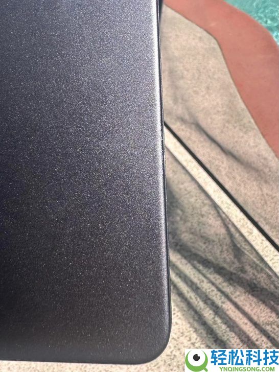 MacBook Pro太硬了,摔下4米再滚25级台阶：仅轻细刮花