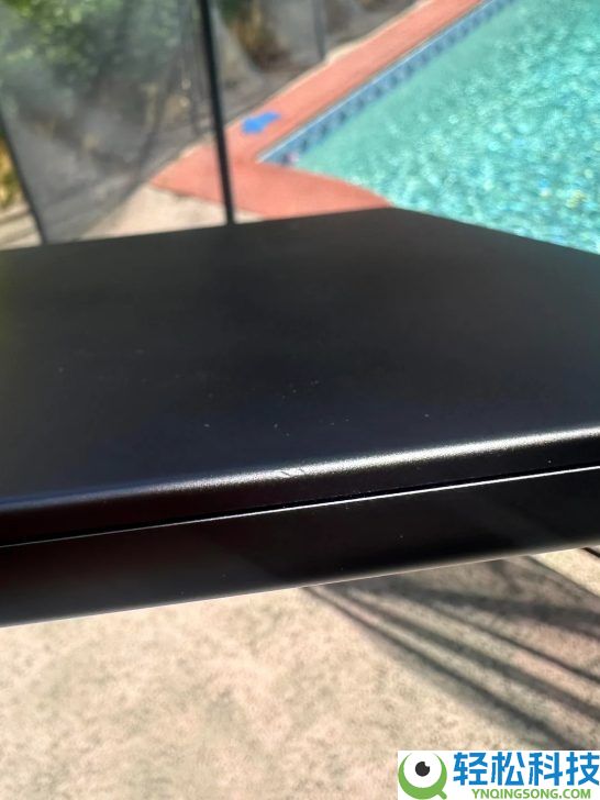 MacBook Pro太硬了,摔下4米再滚25级台阶：仅轻细刮花