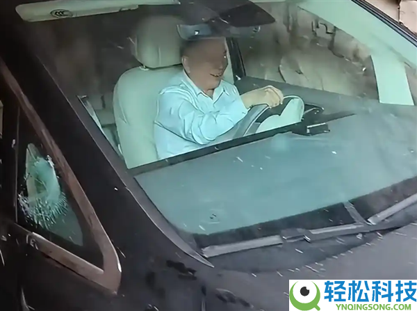 大爷开MPV强闯挂壁公路被刮成裸车,目睹者:后视镜刮掉、轮胎也爆了
