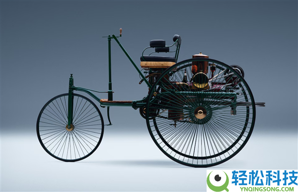 世界上第一台汽车“疾驰1号”现身北京车展,现场演示启动、行驶