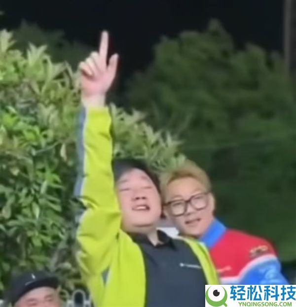 张雪路边摊见证第三冠,激动大喊:咱们拿冠军了 全场我买单
