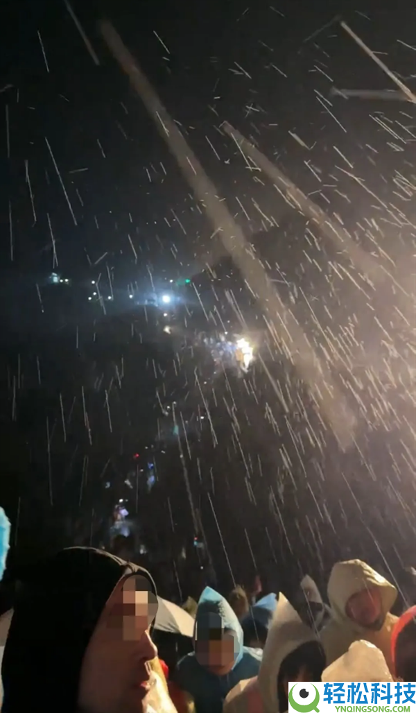旅客夜爬泰山突遇降雨微风 茅厕挤满人