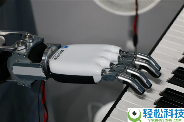 北京科博会钢琴家机械人上线:现场完全弹奏《北京欢送你》