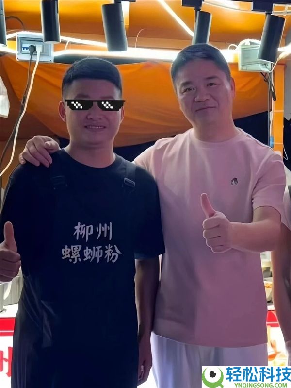 刘强东深夜现身福州路边摊 嗦螺蛳粉狂炫小龙虾