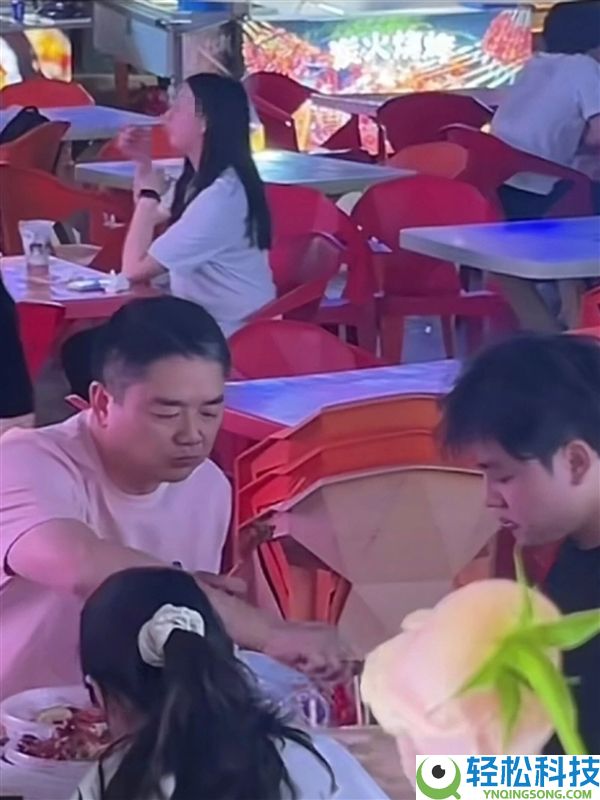 刘强东深夜现身福州路边摊 嗦螺蛳粉狂炫小龙虾