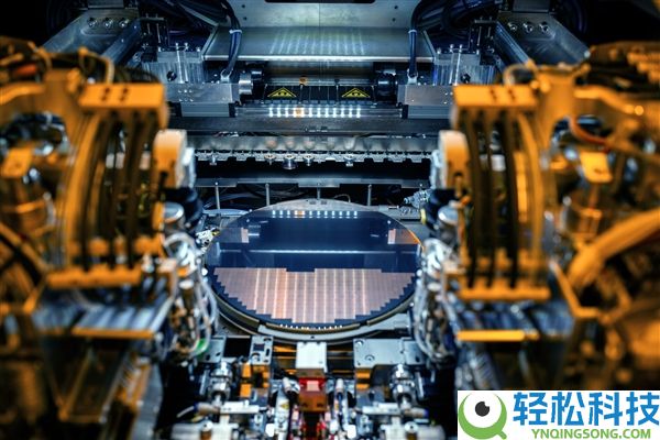 皮衣大佬黄仁勋变身声誉博士 颁奖佳宾竟是Intel CEO,