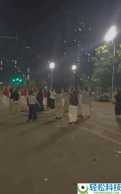 二三十人占领马路跳广场舞,时代还有车辆穿过 交警回应