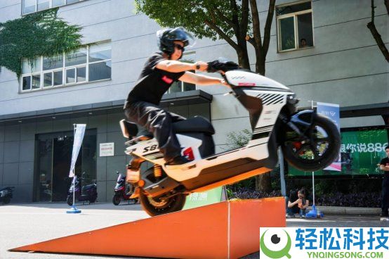 售价4299元起,绿源战神S86高机能电摩正式发布