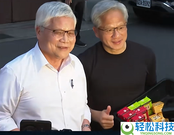黄仁勋魏哲家陌头派发美食 发完炒面发绿豆糕 戏言世人都是小同伙