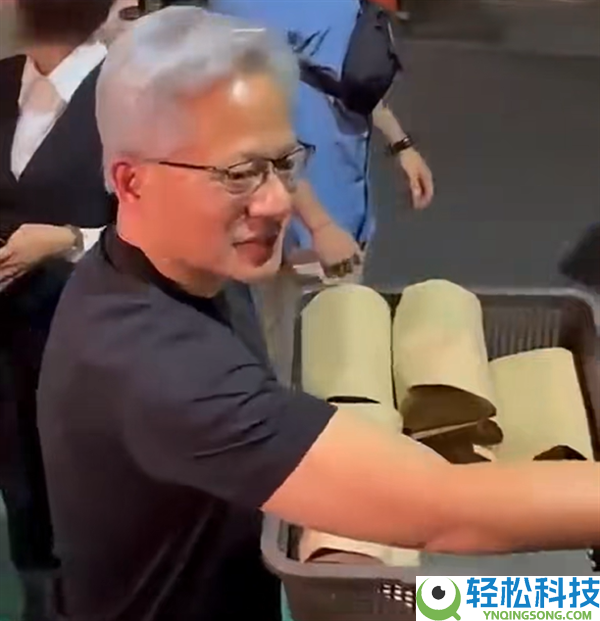黄仁勋魏哲家陌头派发美食 发完炒面发绿豆糕 戏言世人都是小同伙