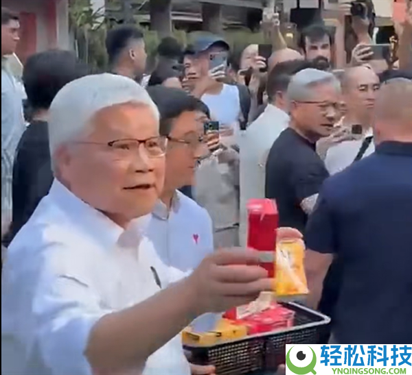 黄仁勋魏哲家陌头派发美食 发完炒面发绿豆糕 戏言世人都是小同伙