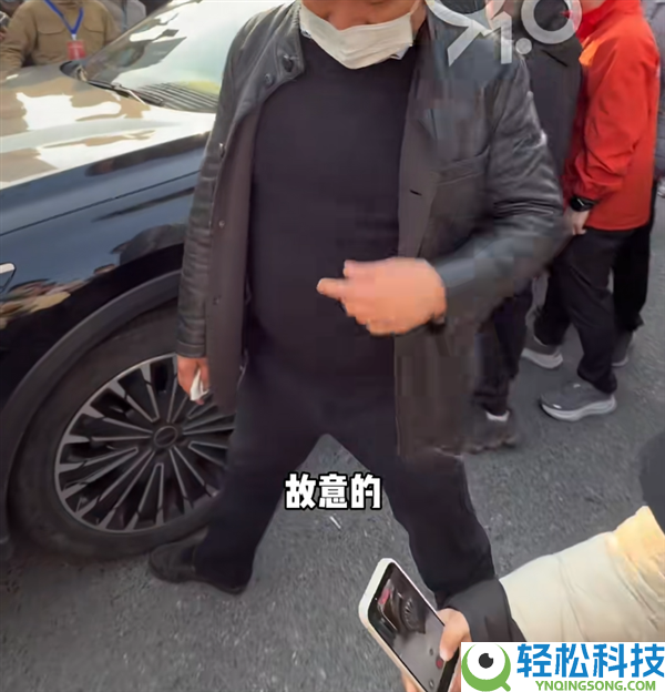 杭州315问题车睁开幕：为拦车主维权 车企人员脚伸轮胎下碰瓷车主