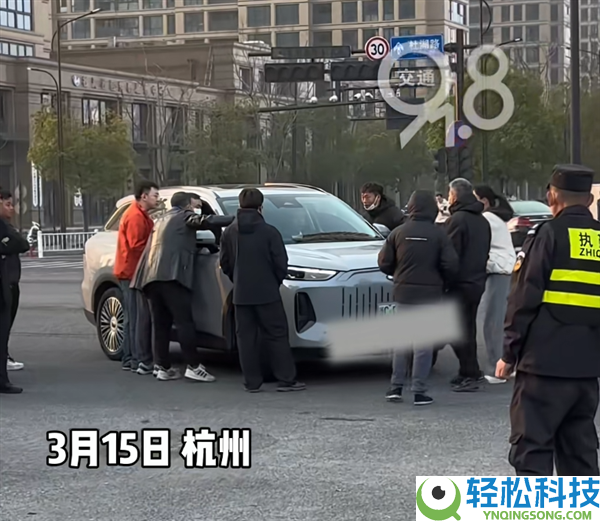 杭州315问题车睁开幕车企急了 有人在进口处阻挡维权车主