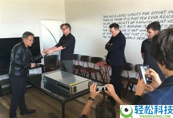 英伟达首台DGX GB300 老黄亲身登门送给他