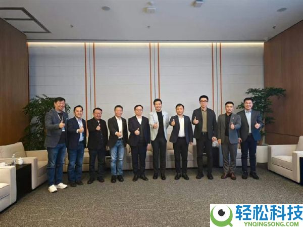 雷军晒合照展现车企同伙圈：请了半个车圈的老总参加支撑小米汽车发布会