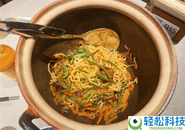列队1小时、多菜品售罄,贾国龙下场卖焖面 人均五六十元