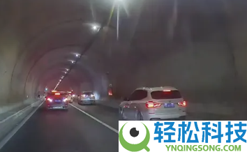 关头时辰能救命,隧道指导灯亮起双红叉 网友：靠边泊车切勿进入