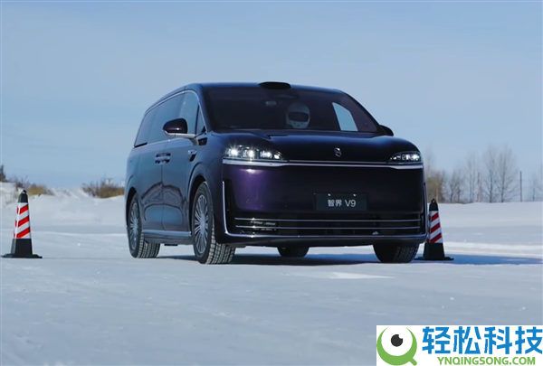 鸿蒙智行首款MPV 智界V9实车暴光：中控终究换新样式了