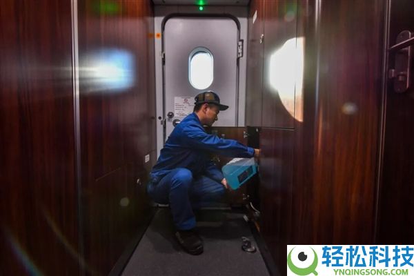 原来高铁也要加玻璃水 首尾两个车头都要加 一次6桶