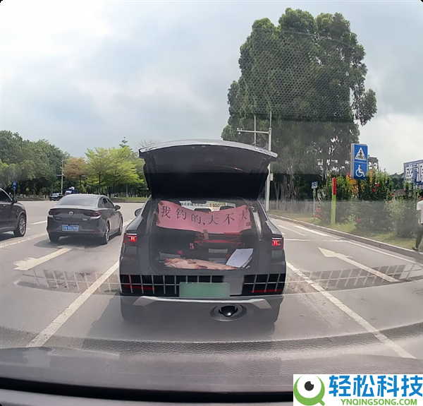 红绿灯前炫鱼翻车 垂钓佬刚翻开后备箱 下一秒被交警打开