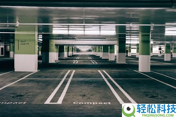 成都一小区物业设妨碍 未缴车位费不抬杆引热议：属守法催缴