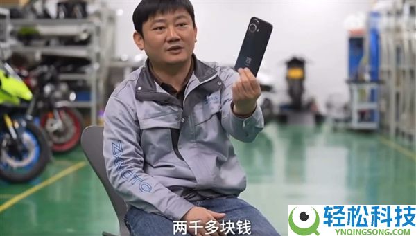 张雪身价上亿还在用两千多块钱坏手机：没给本人买过一个奢华的东西