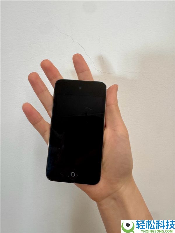 微信员工晒微信开辟第一个版本的测试机：经典神机iPod touch 4
