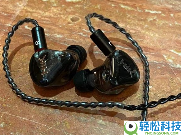 老古玩翻红,有线耳机穿搭爆火：不必充电无需配对