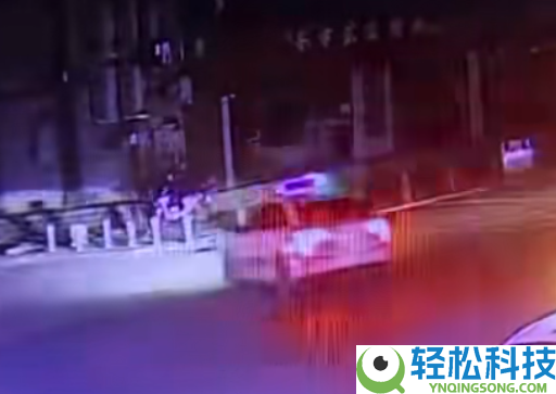 醉驾车被警车追击途中撞上电动车致其身亡 家眷要求交警担责