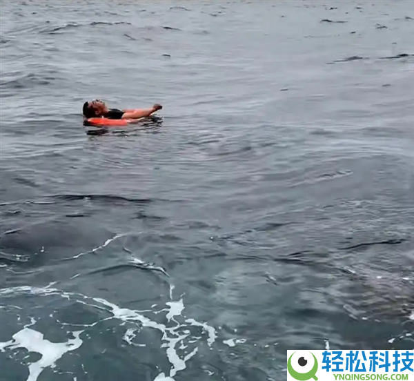 男人船上如厕被浪掀海里漂浮超1小时 知恋人：获救是真命好 没发现会交代在海上